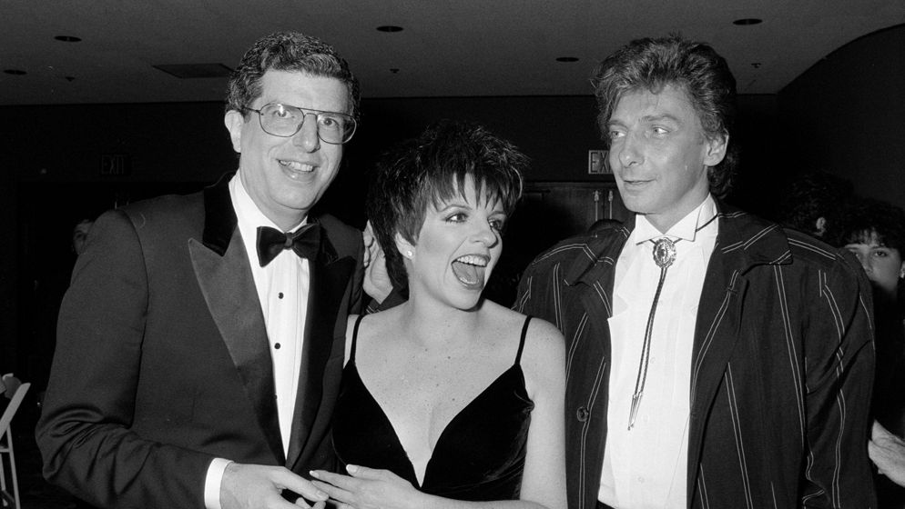 TheALORocks's tweet image. Imagine celebrating your birthday with some of your friends. Here's Marvin Hamlish (born today in 1944) with Liza Minelli and Barry Manilow!