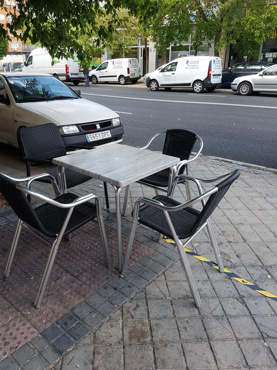 inictvavecinal's tweet photo. Por que la @policiademadrid pasa por el Bar el Refugio en calle Sofía 187 y le permite colocar mesas y sillas por encima de las autorizadas y a menos de 2 mts de persona a persona en diferentes mesas ?

@JMD_SanBlas @DGobiernoMadrid @AV_Musas_Rosas @AlmeidaPP_ @MasMadrid__ https://t.co/cK8vUXNYu2