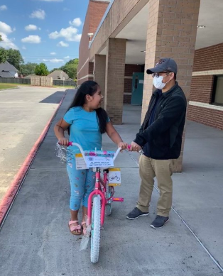 OptimistOrg's tweet image. Aldine Noon Optimist Club encouraging kids to read. Kids who read the most received bikes. 

Optimist.org
#readingworks #giveback #communityorganization #helpingothers #bestinyouth #helpingkids
Located a club near you at: optimist.org/member/clubdir…