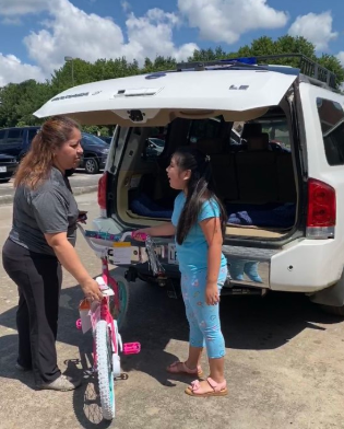 OptimistOrg's tweet image. Aldine Noon Optimist Club encouraging kids to read. Kids who read the most received bikes. 

Optimist.org
#readingworks #giveback #communityorganization #helpingothers #bestinyouth #helpingkids
Located a club near you at: optimist.org/member/clubdir…