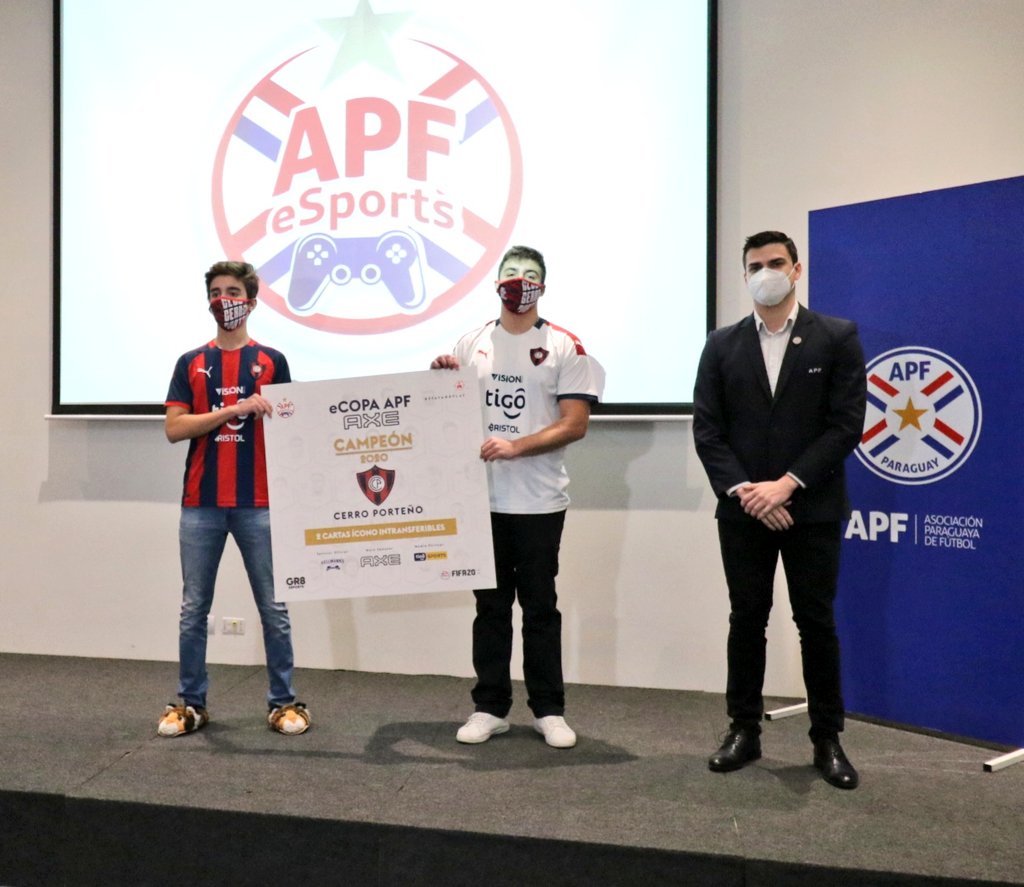 APFOficial's tweet photo. Tras el triunfo final en la #eCopaAPFAxe, hoy hacemos entrega de la 🏆 a los representantes de @eSports_CCP.
¡Felicitaciones! 👏⚽️ https://t.co/Yt2zIBPc1H
