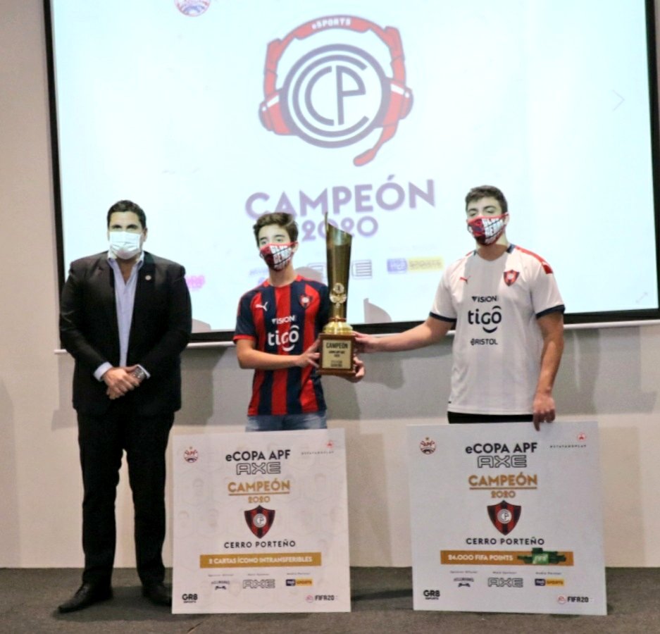 APFeSports's tweet photo. ¡Campeones azulgranas! 🔵🔴
@marce_sanchez_p y @Franturtola de @CCP1912oficial ya posan con la #eCopaAPFAxe. 🏆
¡Muchas felicidades! 🎉👏🏼
#APFeSports 🎮 https://t.co/QHGHJzNWdZ