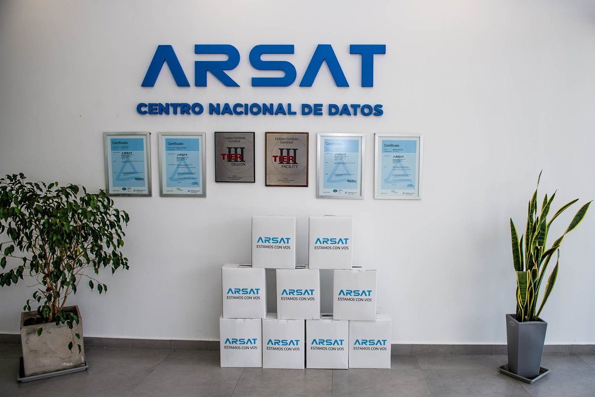ARSATSA's tweet photo. Para cuidarte tenemos que cuidarnos, por eso llevamos a cabo medidas sanitarias para estar en un espacio laboral seguro.
Entregamos kits de prevención a nuestro #EquipoArsat, para que todos trabajen con precaución en esta misión de brindar conectividad de calidad. https://t.co/oXBfKTcW9f