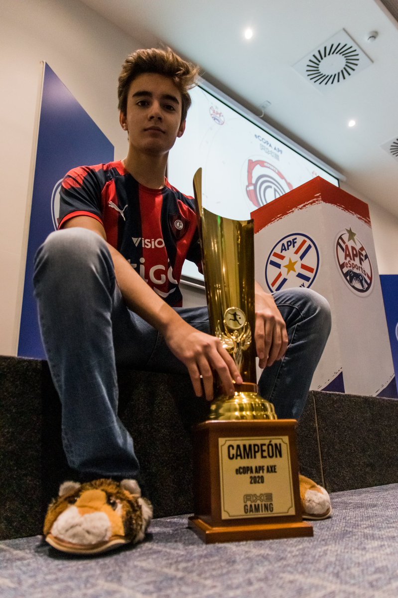 CCP1912oficial's tweet photo. #eSportsCCP | El Ciclón recibió el trofeo de campeón de la #eCopaAPFAxe 🌪
@marce_sanchez_p y @Franturtola, jugadores oficiales de @eSports_CCP, fueron premiados este mediodía en las instalaciones de la @APFOficial 🏆
¡Felicidades campeones! 🙌
#SomosPueblo 🔵🔴 https://t.co/myO9CxT6b1