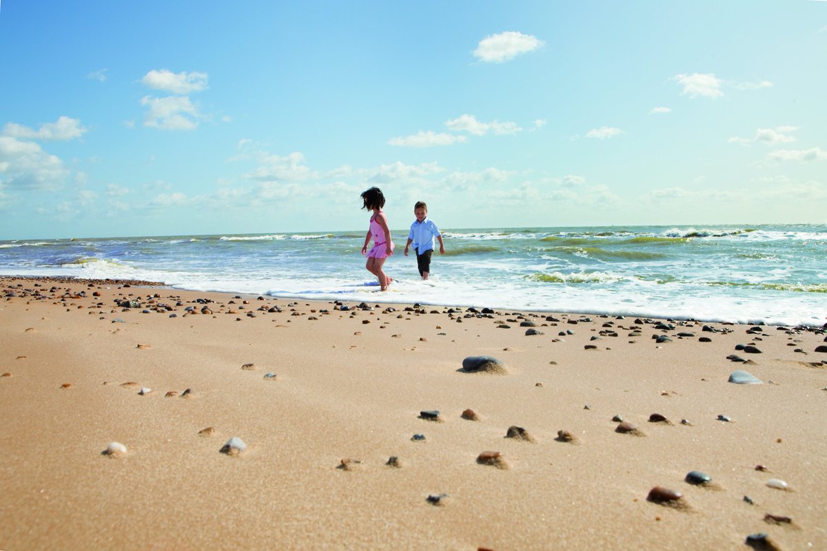 Visit_Suffolk's tweet photo. With 3,801 km² of stunning coast and countryside, including the fab beach at Lowestoft here, there's plenty of space to go around when you #VisitSuffolk, but PLEASE #RespectSuffolk #ProtectSuffolk #EnjoySuffolk https://t.co/tc3Ew876FC #StaySafe #StayAlert https://t.co/RzufC4wFRv