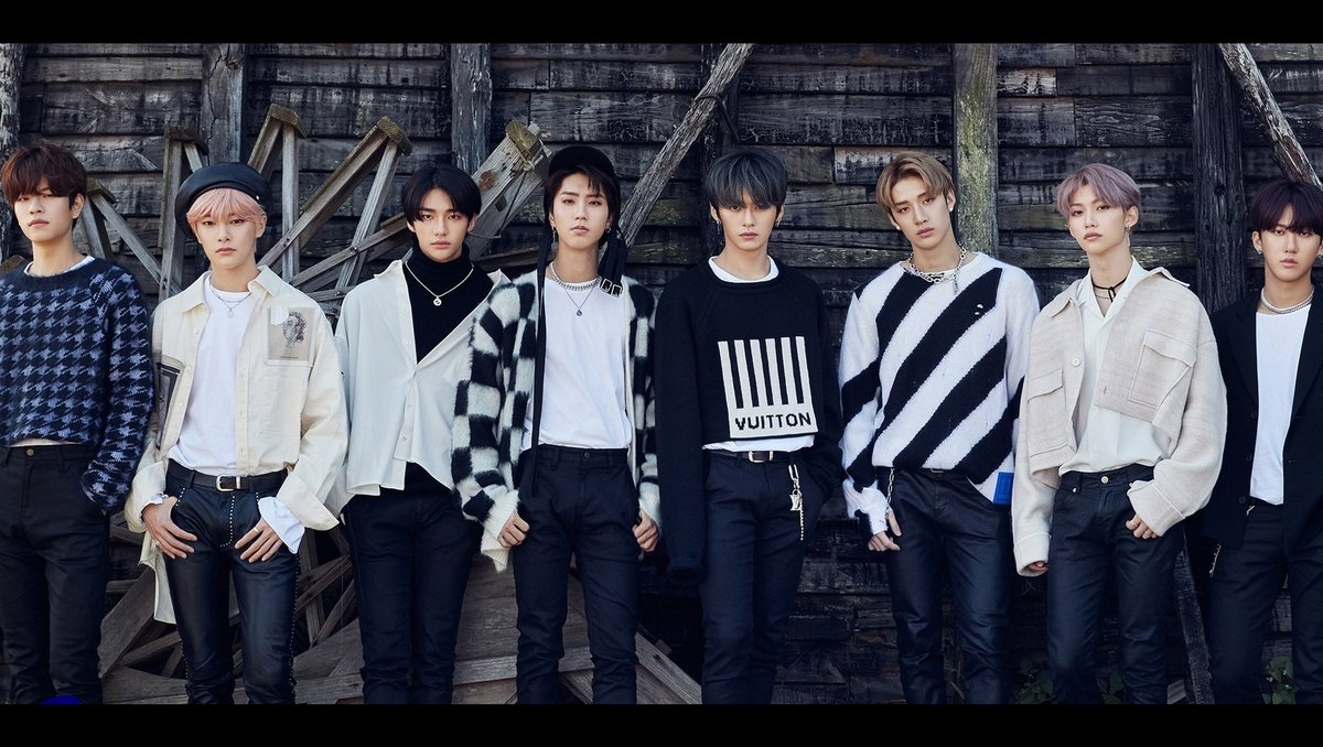 Stray kids дебют. Stray kids thunderous обложка. Группа stray kids 2022 maxident. Stray kids jyp. Stray kids case 143 обложка.