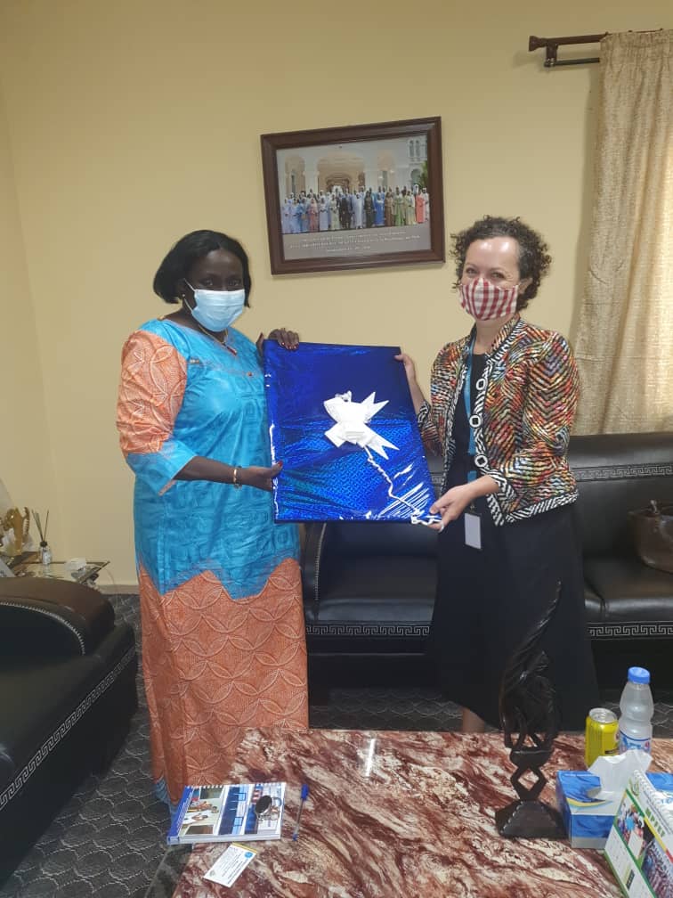 Ce matin, Dr DIAKITE Aïssata a reçu la représentante de ⁦⁦<a href="/unicefmali/">UNICEF Mali</a>⁩ qui quitte notre pays après trois années de fructueuse collaboration avec le département de la promotion de la femme, de l'enfant et de la famille grand merci Mme ⁦<a href="/LelmiU/">Lucia Elmi</a>⁩ ! #unicef #Mali