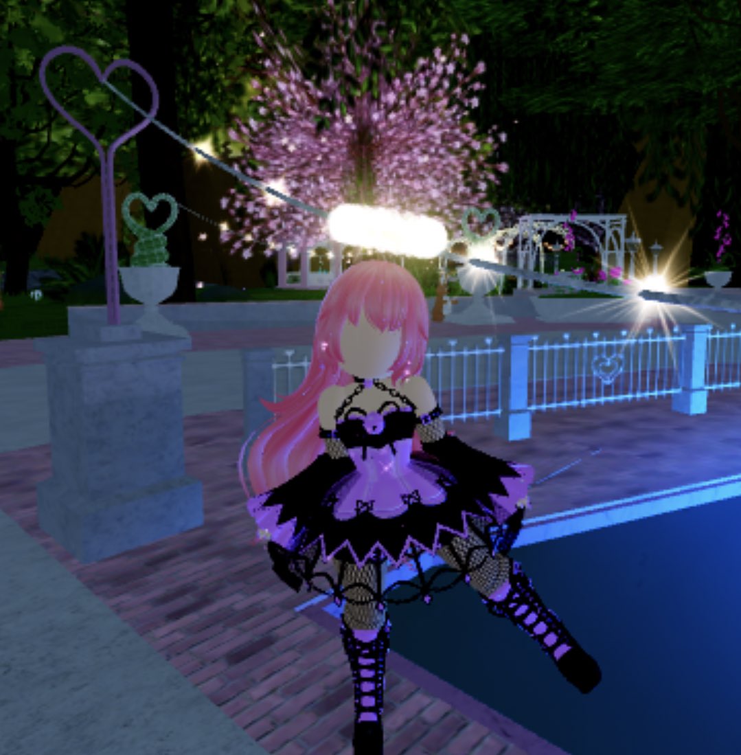 rhgiveaways's tweet image. ROYALE HIGH GIVEAWAY ! 
FULL SHADOW SET ! 💜
How to enter: 
-must follow !
-like &amp;amp; retweet !
-tag 2 people ! 
———————
forgot to put on shadow crown but i do have that too !! Giveaway ends June 10th ! &amp;lt;3
———————
#royalehigh #royalehightrades #rh