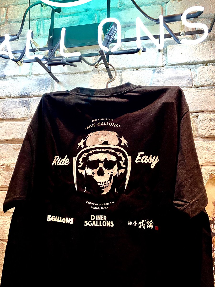 5Gallons's tweet photo. 新宿ゴールデン街 5GALLONSです。リスタートを記念してTシャツ(3000円(税込))を作りました。6月20日新しく仲間入りするラーメン屋さん、麺屋我論のロゴも入っています。地方発送もいたしますので、ご協力いただける方はDMください。#復興Tシャツ #5GALLONS #麺屋我論 https://t.co/baogJgS4CO
