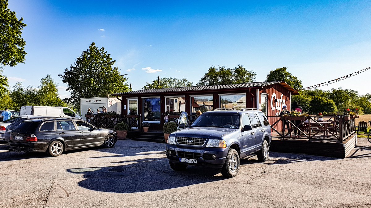 Pašā A9 malā pie Grobiņas robežas atvērusies jauna kafejnīca "Cafe uz riteņiem". Burgerīši u.c. ēdieni izcili, apkalpošana ātra un varen laipna, ja brauksiet Liepājas virzienā, iebrauciet ciemos!