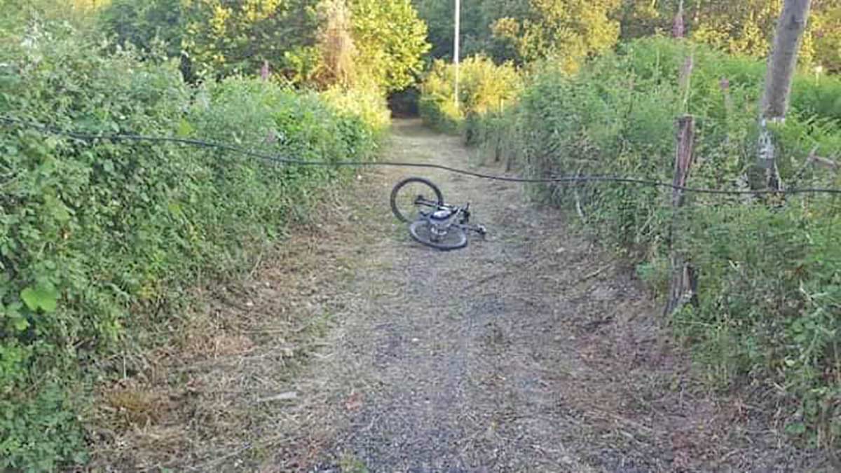 JAVIERCASTRO96's tweet photo. Canallas... 😡 Ciclista herido en el cuello tras encontrarse un cable cruzado en un camino. https://t.co/OKKHfuJVzt https://t.co/IZNPOjY3NP