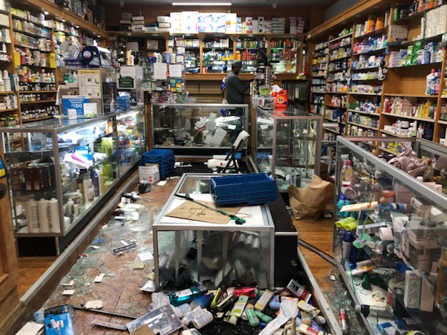 BronxFreePress's tweet photo. Scenes from the devastation that was wrought last night in the Bronx. This is an additional burden on these mom and pop businesses that only compounds the existing pain and suffering caused by the #pandemic.
https://t.co/ZvagilRB3g
#BurnsideAve #Burnside #TheBronx #Bronx https://t.co/ibugDv6ooI