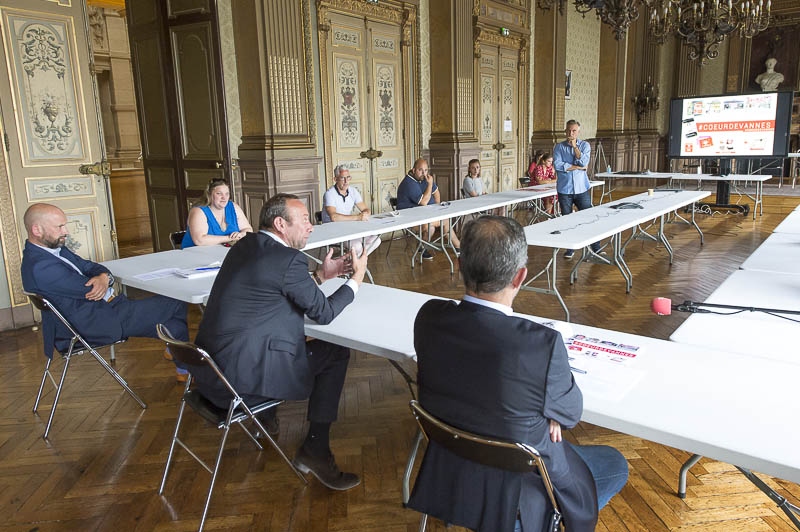 MairieDeVannes's tweet image. Point presse à l’Hôtel de Ville sur la Reprise de l&apos;activité économique du territoire en présence de M. Le Maire #DavidRobo et des commerçants. Les mesures phares pour réussir la saison estivale, et soutenir l’activité économique du territoire. ↪swll.to/plan-de-relanc… #vannes