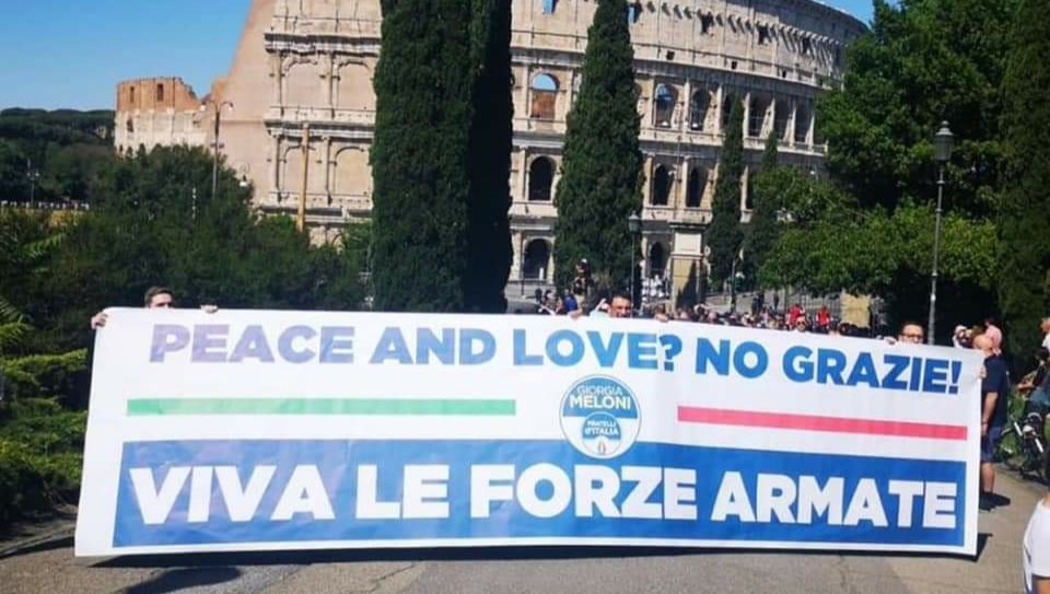 Non riesco ad immaginare che genere di problemi possa avere chi ha concepito uno striscione del genere.