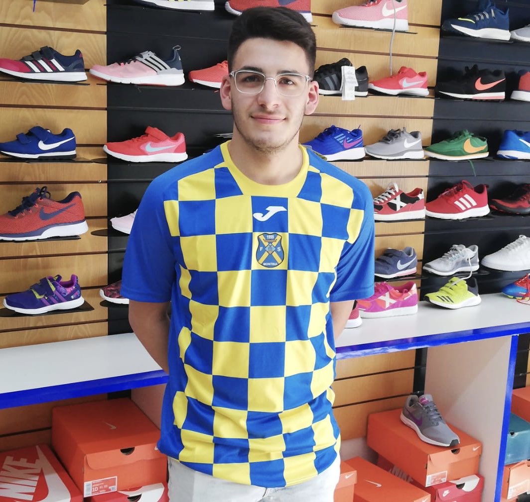 FSMontbui's tweet photo. FITXATGES 💛💙⚽️ | @tarekelkhamal i @david1705p defensaran la samarreta groga la propera temporada.
Molt contents de que formeu part del projecte 👏🏽💪🏼.
#somgrocs #somblaus #sompassio #sominclusio #somvalors #somfutsal #somfsmontbui #montbui https://t.co/2ewIr3iQPB