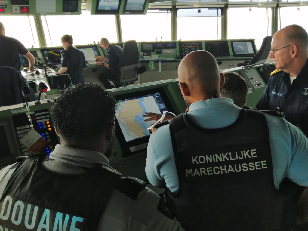 kon_marine's tweet photo. https://t.co/JJ5CCX3Kc5. Karel Doorman heeft de afgelopen tijd samen met collega’s van de Koninklijke Marechaussee en de Douane maritieme grensbewaking uitgevoerd ter ondersteuning van de lokale autoriteiten in het Caribisch gebied #defensie #caribsupport https://t.co/49nUCNIq6S