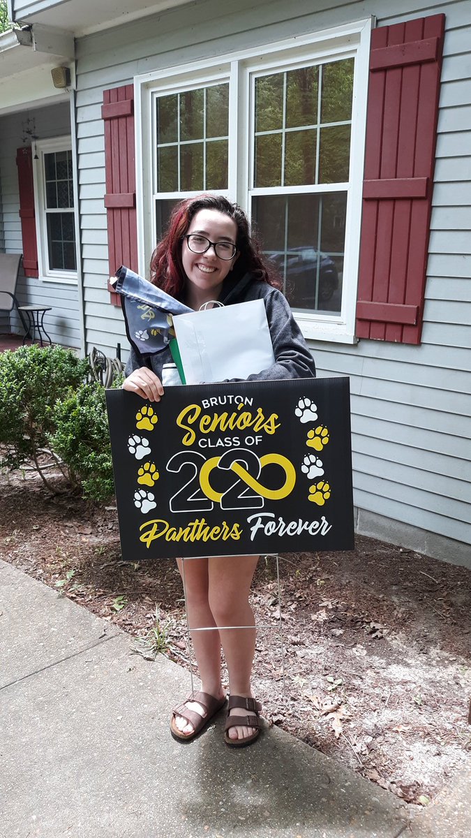 ycsdSOA's tweet photo. Congratulations, SOA grad Ellie!! #BClassof2020 #BHSPanther #ycsdsoa #SOAProud https://t.co/1MApMROcRH