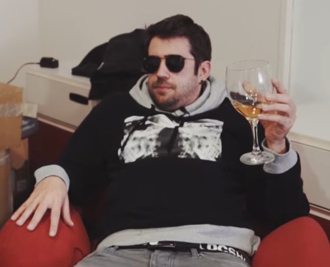 theweirhairgirl's tweet photo. Así esta @auronplay viendo como todos entramos en crisis y lloramos por el directo de hoy. https://t.co/fm36PC7y5Z