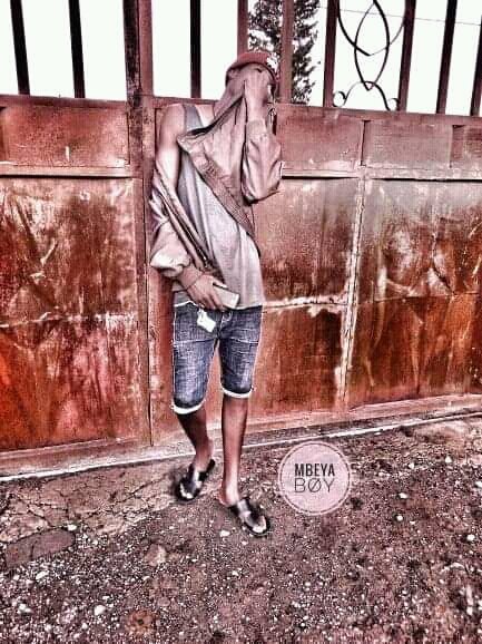 Imma_Ngao's tweet photo. Back #off 
     Live the life you love
 En love #the life you live😂😂😂👖👕 https://t.co/ouZhBmLIyZ