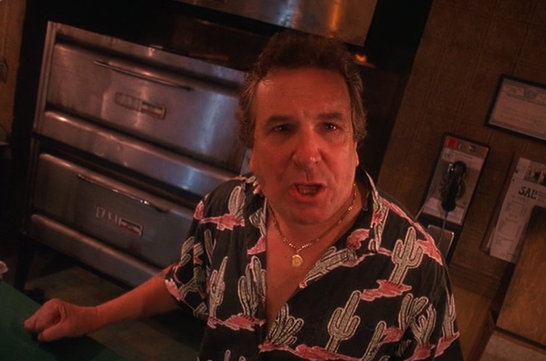 maties_tp's tweet image. Qué gran trabajo existe en la paleta de colores y puesta en escena de 𝘋𝘰 𝘵𝘩𝘦 𝘳𝘪𝘨𝘩𝘵 𝘵𝘩𝘪𝘯𝘨 (1989). Maravilla cómo a través de angulaciones de cámara construye diagonales que tensionan la composición, como en todo el tramo final de la película. Una bomba de relojería.