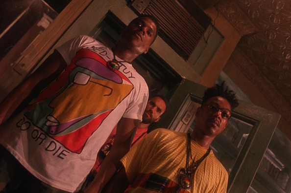 maties_tp's tweet image. Qué gran trabajo existe en la paleta de colores y puesta en escena de 𝘋𝘰 𝘵𝘩𝘦 𝘳𝘪𝘨𝘩𝘵 𝘵𝘩𝘪𝘯𝘨 (1989). Maravilla cómo a través de angulaciones de cámara construye diagonales que tensionan la composición, como en todo el tramo final de la película. Una bomba de relojería.