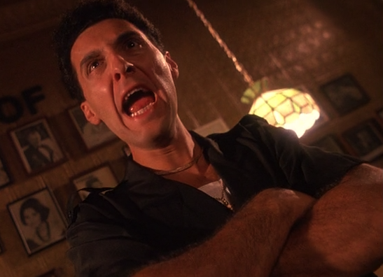 maties_tp's tweet image. Qué gran trabajo existe en la paleta de colores y puesta en escena de 𝘋𝘰 𝘵𝘩𝘦 𝘳𝘪𝘨𝘩𝘵 𝘵𝘩𝘪𝘯𝘨 (1989). Maravilla cómo a través de angulaciones de cámara construye diagonales que tensionan la composición, como en todo el tramo final de la película. Una bomba de relojería.