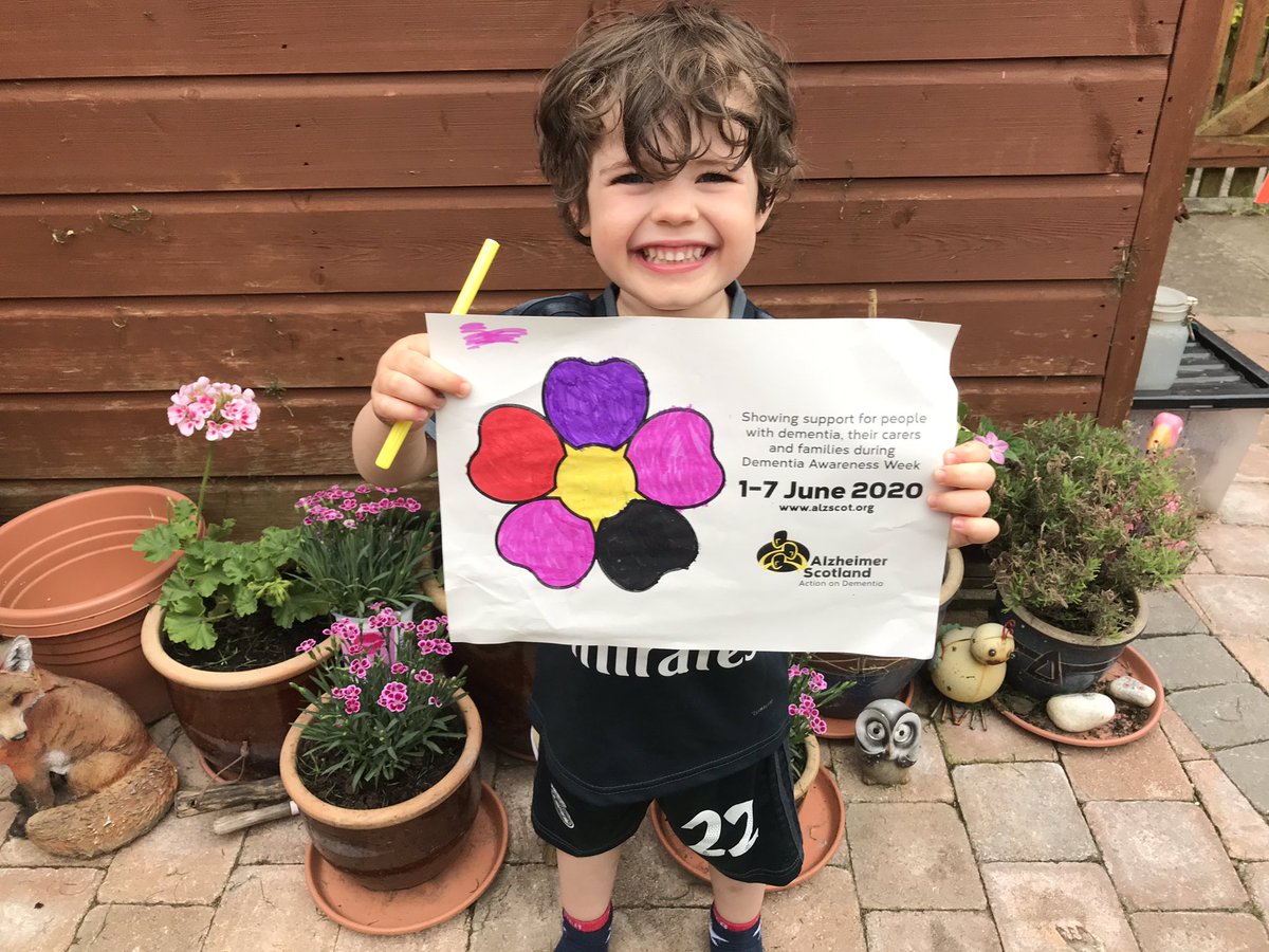 @alzscot Arran decorating his forget me not @Crookston_EYC @Cdenham1Claire #DementiaAwarenessWeek2020