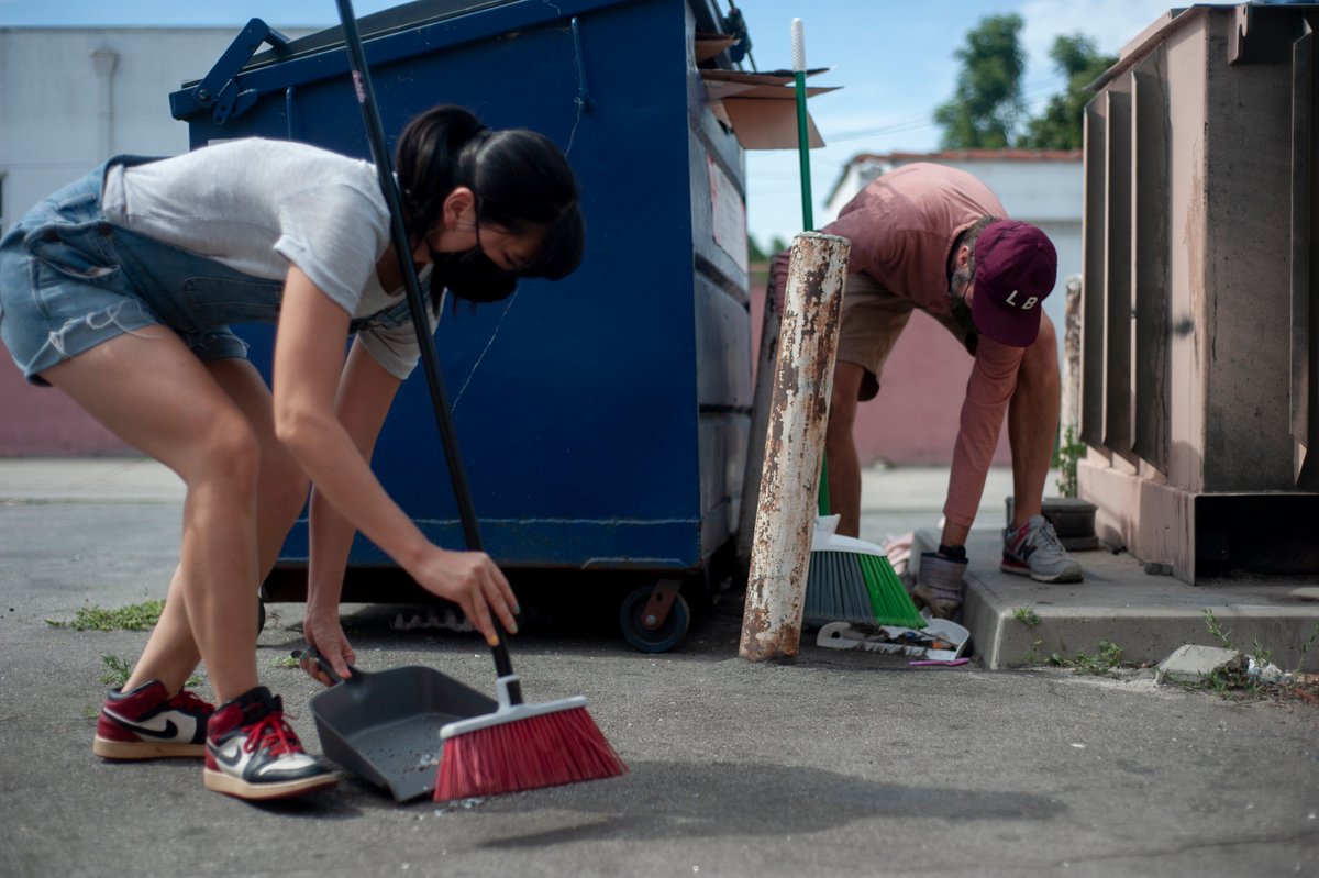 We've seen a massive community effort to cleanup #LongBeach. Thank you to the volunteers &amp; city workers who continue to step up to serve our neighborhoods.

This is the spirit of resilience. This is the spirit of Long Beach. #LBstrong💙