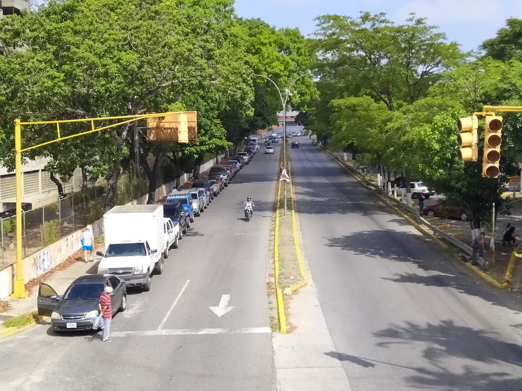 FMCENTER's tweet photo. Vía - @DanieleVzla: 🇻🇪⛽ 🚨Desde las 11 AM se encuentra 🚨PARALIZADO EL SISTEMA para Surtir #Gasolina POR FALTA DE LUZ EN LA ZONA🚨#EnVivo 2:15 pm en la E/S #PDV ESQ. PARMALAT En la Av. Rio de Janeiro. #2jun https://t.co/CJTXamu6nE