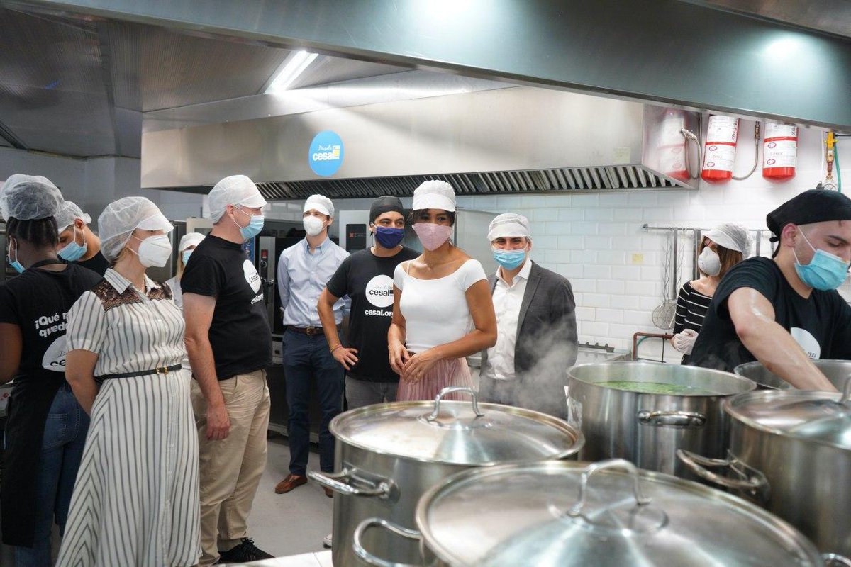 CsMadVillaverde's tweet photo. ➡️Esta mañana nuestra Vicealcaldesa @begonavillacis , acompañada de @ConchaChapa_ , @MARedondoR y @AniortePepe  han estado visitando las cocinas de Grastrolab #Villaverde

🍏Aquí se preparan más de 1.000 menús gracias a @ONGCesal, el Ayto y la colaboración de empresas. https://t.co/iHtunsogKE
