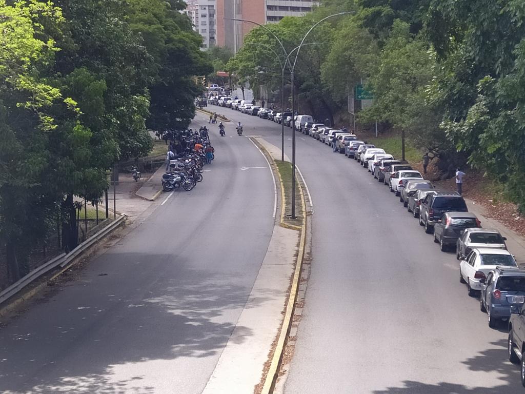 FMCENTER's tweet photo. Vía - @DanieleVzla: 🇻🇪⛽ 🚨Desde las 11 AM se encuentra 🚨PARALIZADO EL SISTEMA para Surtir #Gasolina POR FALTA DE LUZ EN LA ZONA🚨#EnVivo 2:15 pm en la E/S #PDV ESQ. PARMALAT En la Av. Rio de Janeiro. #2jun https://t.co/CJTXamu6nE