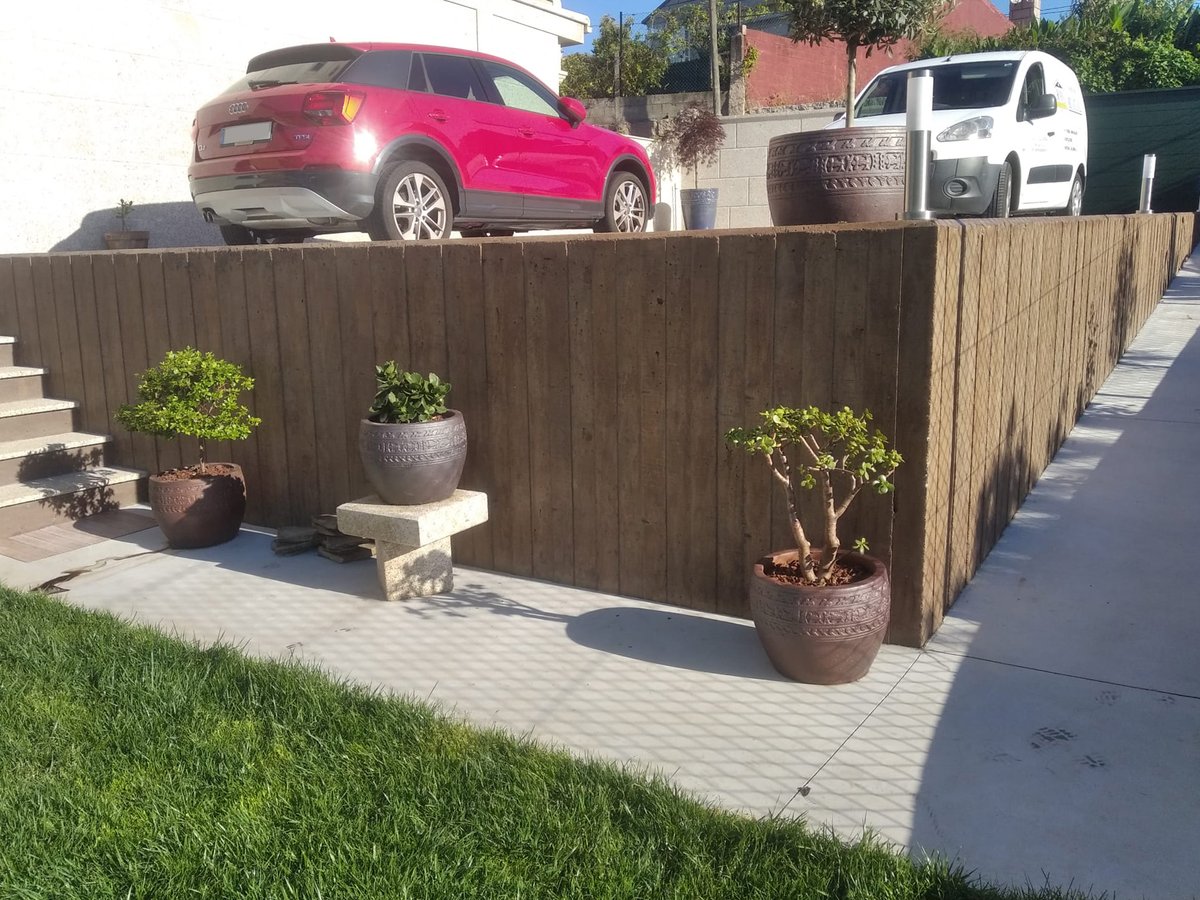 CoperfiSL's tweet photo. ¿Recordáis el muro que creamos en una #urbanización para poder construir un #aparcamiento 🤔? Se trataba de un #muro de #hormigón 💪 teñido de marrón y #conformado con tabla de madera para darle un aspecto rústico. Hoy os traemos más fotos desde más cerca 😊 https://t.co/yr73shGz3X
