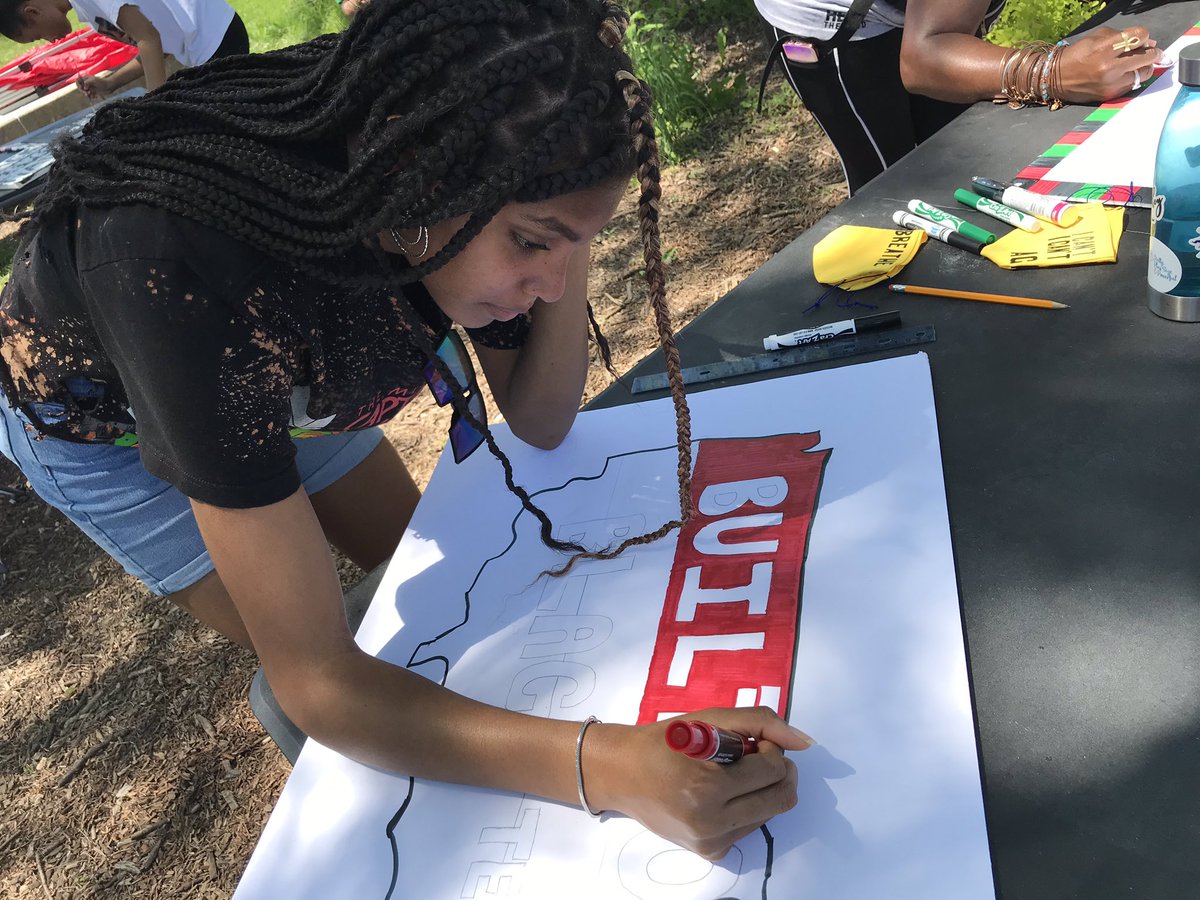 GidTruth's tweet photo. ART AS A TOOL FOR REVOLUTION healing protest / gathering today. Using Art to uplift &amp; inspire youth  &amp;!adults in the community during tough times. They came out on there own will to help the community. #WeLiveHere #414Life #GunsDownMiltown https://t.co/wXqLUeXfyG