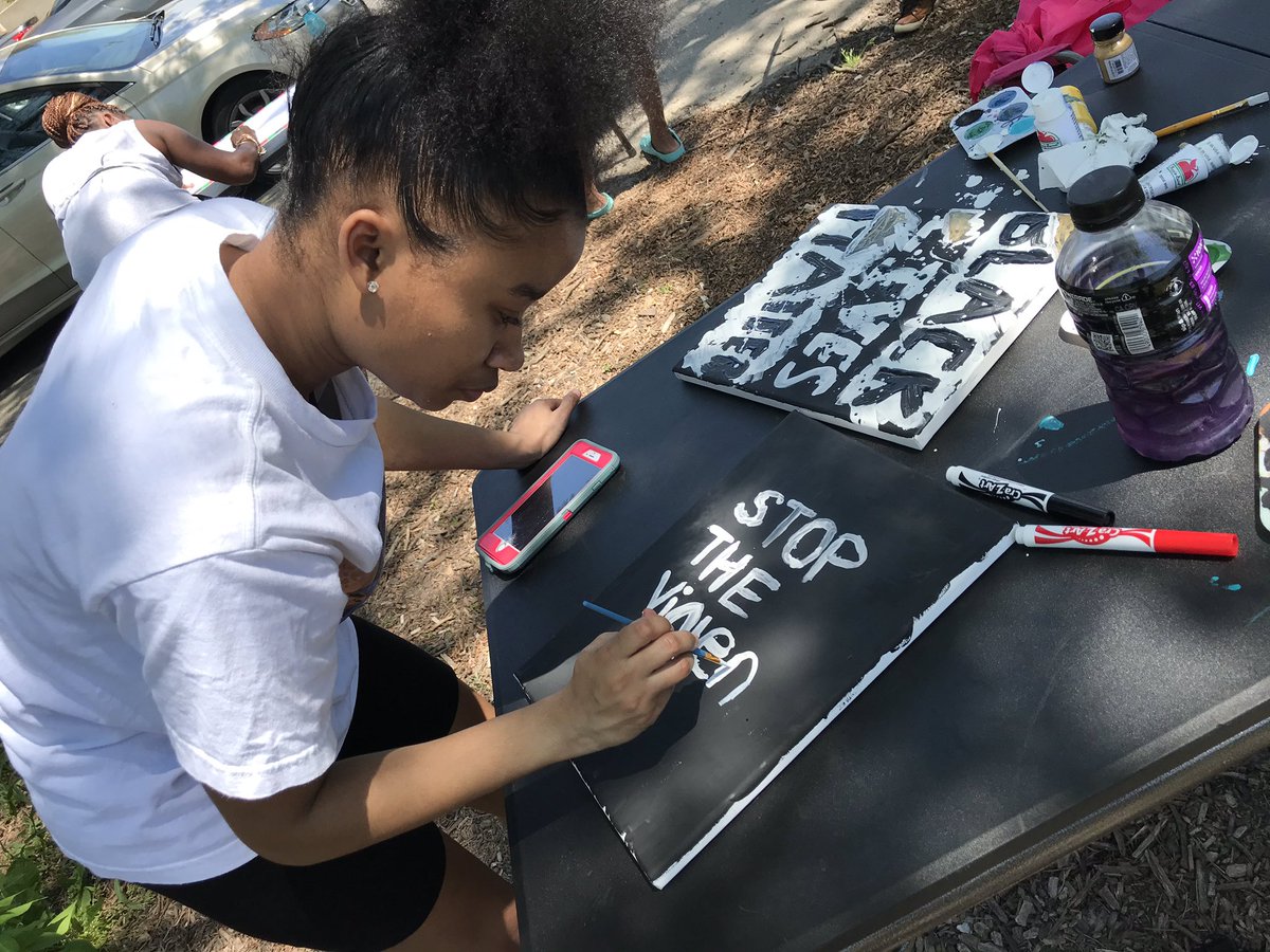 GidTruth's tweet photo. ART AS A TOOL FOR REVOLUTION healing protest / gathering today. Using Art to uplift &amp; inspire youth  &amp;!adults in the community during tough times. They came out on there own will to help the community. #WeLiveHere #414Life #GunsDownMiltown https://t.co/wXqLUeXfyG