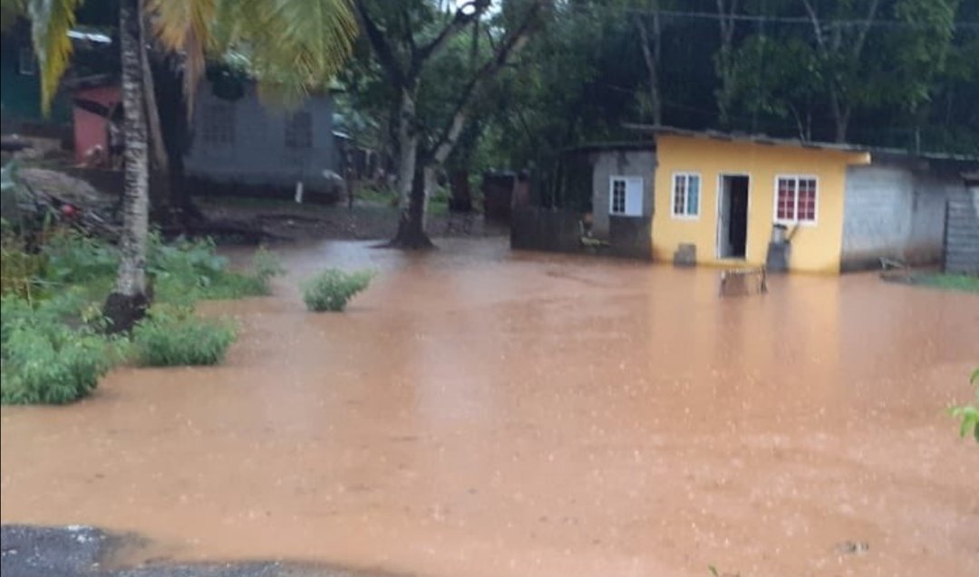 MIVIOTPma's tweet photo. Nuestro personal de #Conapro y #DesarrolloSocial se dirigen a la comunidad de las Minas de Bique, distrito de Arraiján, a evaluar las viviendas que resultaron afectadas por las inundadaciones que provocaron las fuerte lluvias en la tarde hoy. #TrabajandoPorPanamá https://t.co/FeXvHr6AIw