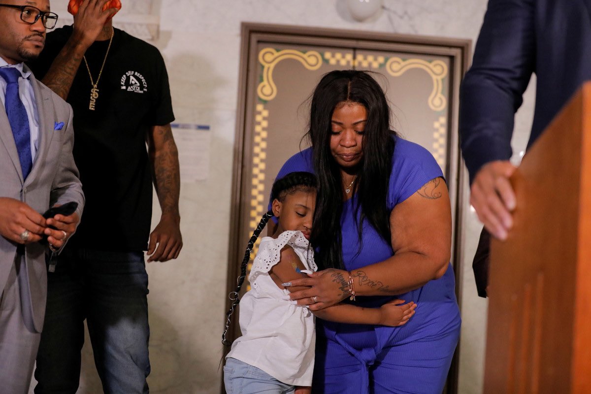 ScgShow's tweet image. This is George Floyd's 6-year-old daughter next to her weeping mom. 💔 #BlackLivesMatter 👇🏻