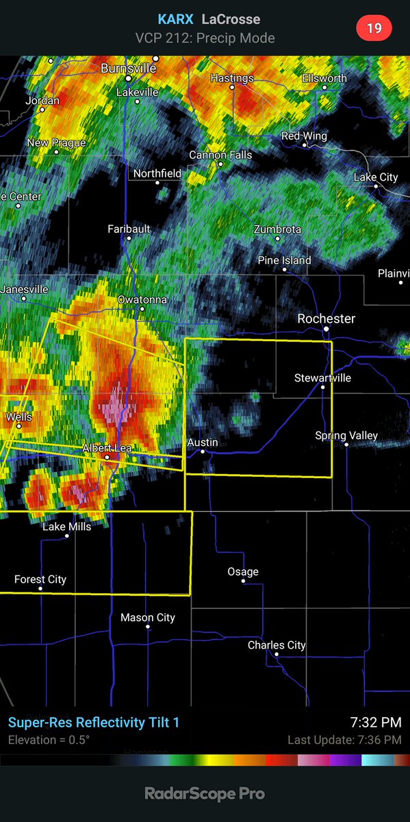 MattBenzWeather's tweet photo. Now down to a Severe Thunderstorm Warning, but can't rule out a tornado with this storm north of Albert Lea. Up to 2.5 inch hail possible with this storm along with damaging winds as it moves to the east-southeast. #Rochm #mnwx https://t.co/LfR9rBXUHQ