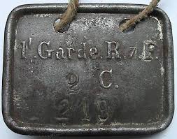 Krieg7071's tweet photo. In #Herxheim erhalten #KarlZeitz und seine Kameraden des #IR32 ihre Erkennungsmarken: „Es war ein eigentümlicher Augenblick. Die Totenmarken! Jeder hing sich mit dem Blechstück die Nummer um den Hals, die er als Toter tragen sollte.“ https://t.co/JPBqGFAHPy