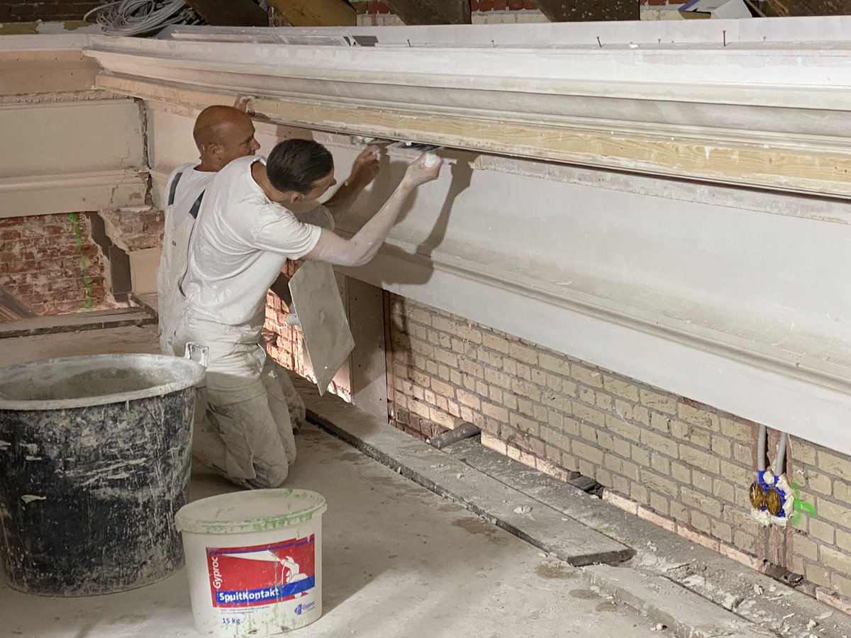 eddy_de_veer's tweet photo. Mooi traditioneel lijstwerk! De vakmannen van Stucadoorsbedrijf Gennissen uit Werkhoven aan het werk om lijstwerk te copieren. Handgetrokken. Vakwerk, mooi om te zien. https://t.co/iUBoqOjTfU