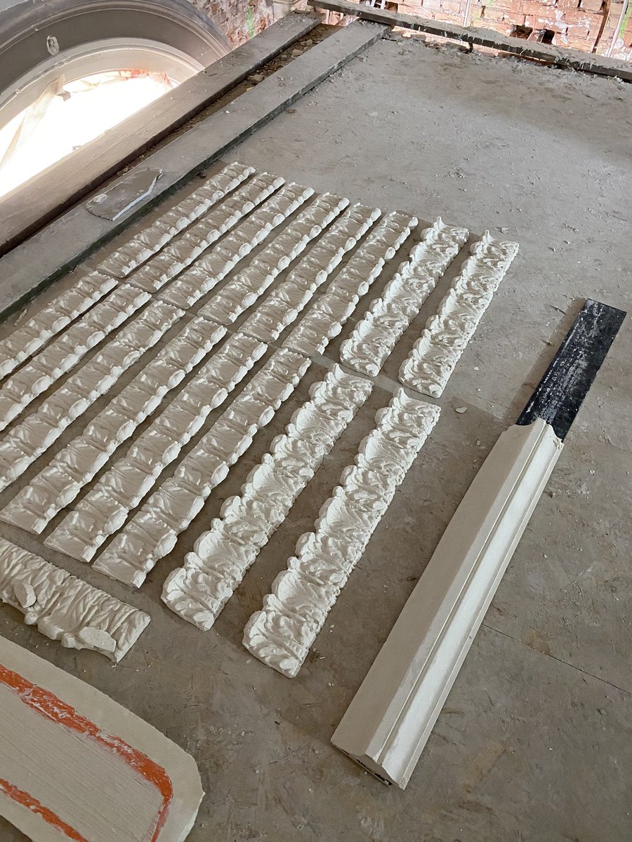 eddy_de_veer's tweet photo. Mooi traditioneel lijstwerk! De vakmannen van Stucadoorsbedrijf Gennissen uit Werkhoven aan het werk om lijstwerk te copieren. Handgetrokken. Vakwerk, mooi om te zien. https://t.co/iUBoqOjTfU