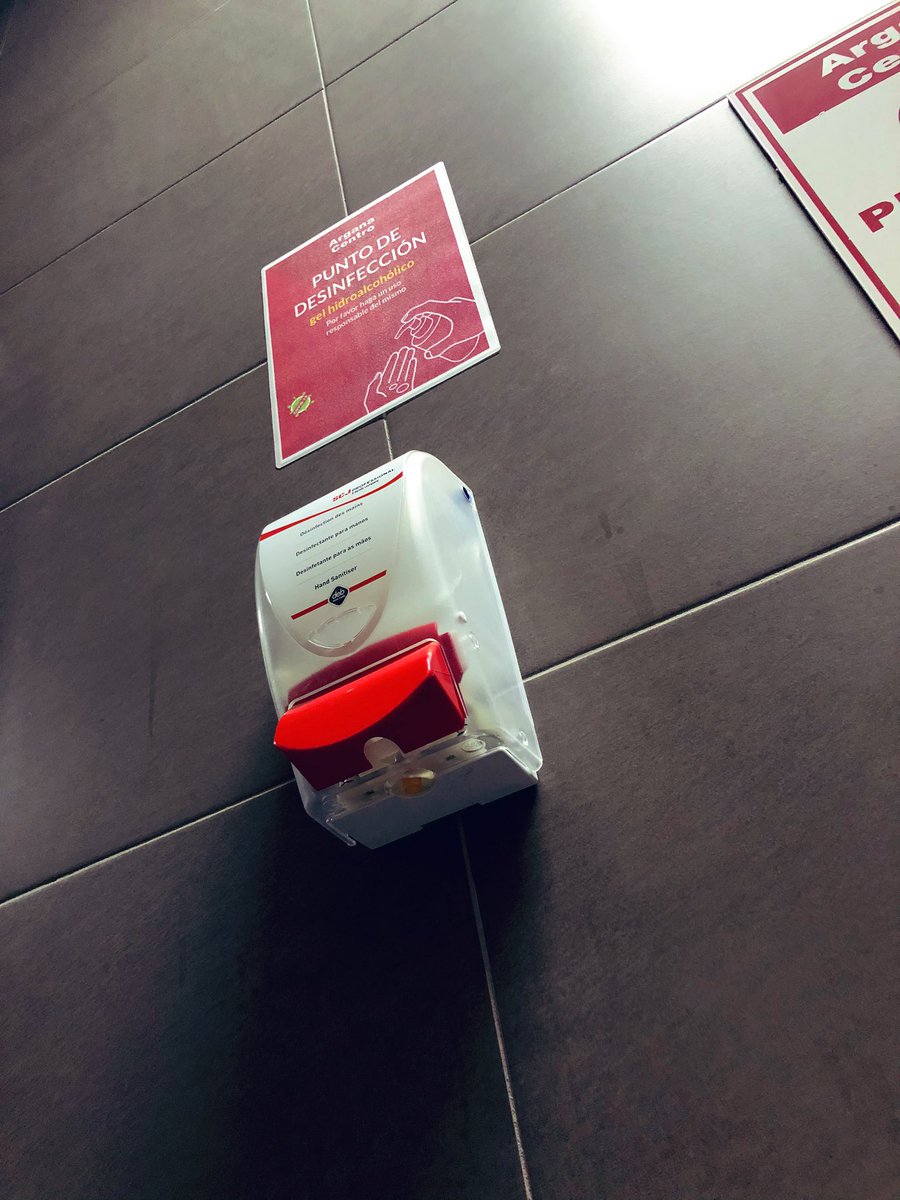 mividarueda's tweet photo. Si vas en silla de ruedas, ¿cómo te desinfectas las manos con estos chismes colocados tan altos? Nuevos virus, nuevas barreras. https://t.co/GNmKFOcjXq
