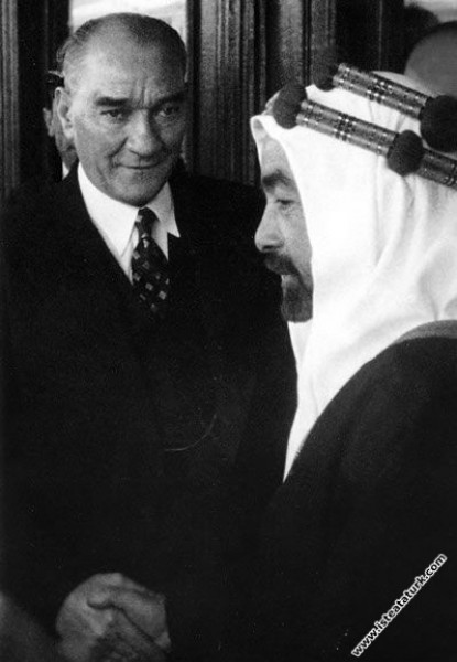 baskomutankemal's tweet photo. Mustafa Kemal Atatürk Ürdün Kralı Abdullah ile Ertuğrul Yatı’nda. (05.06.1937) https://t.co/bhXov9k1OR