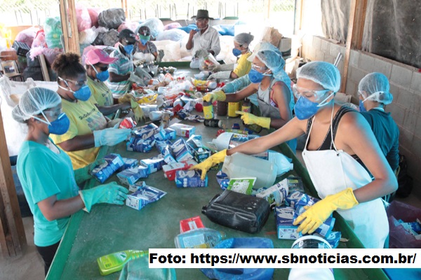 Recicloteca's tweet photo. A pandemia do coronavírus prejudicou muito a coleta seletiva nas cidades. Com pouco material reciclável os catadores não conseguem se manter. 
Conheça algumas formas de ajudar acessando este texto:
https://t.co/Mq86vZ0sXF https://t.co/GRT7te7Dxx