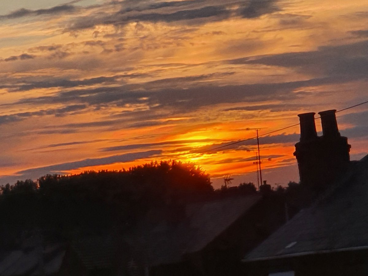 CharmsCelestial's tweet photo. Sunset this evening was gorgeous xx 
#sunset #sunsetphotography #sunsets #sunsetlover #sunset_pics #sunsetmadness #sunsets_captures #sunsetpics #sunsetshots #sunsetphotography #sunsets #SunsetDreams #sunset #sunset https://t.co/Dx4lauN2of