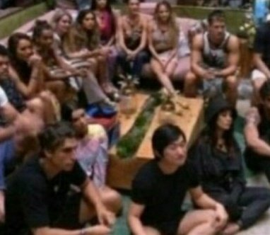 24Castell's tweet photo. Eu e meus amigos esperando outro cartão pra nois ter celular bom 
#anonymousbrasil https://t.co/GTFOAJYwNE