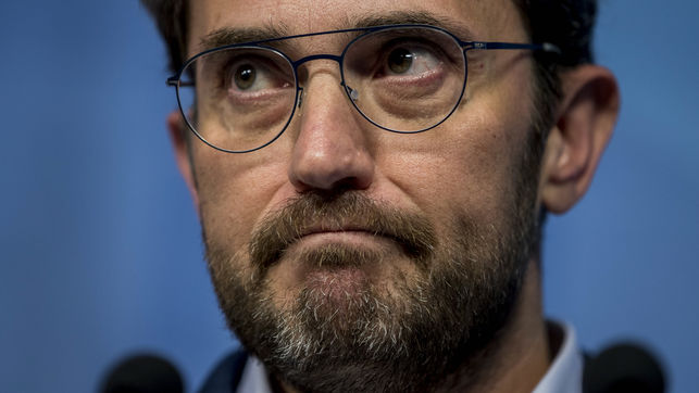 Maxim Huerta viendo como no dimite nadie...