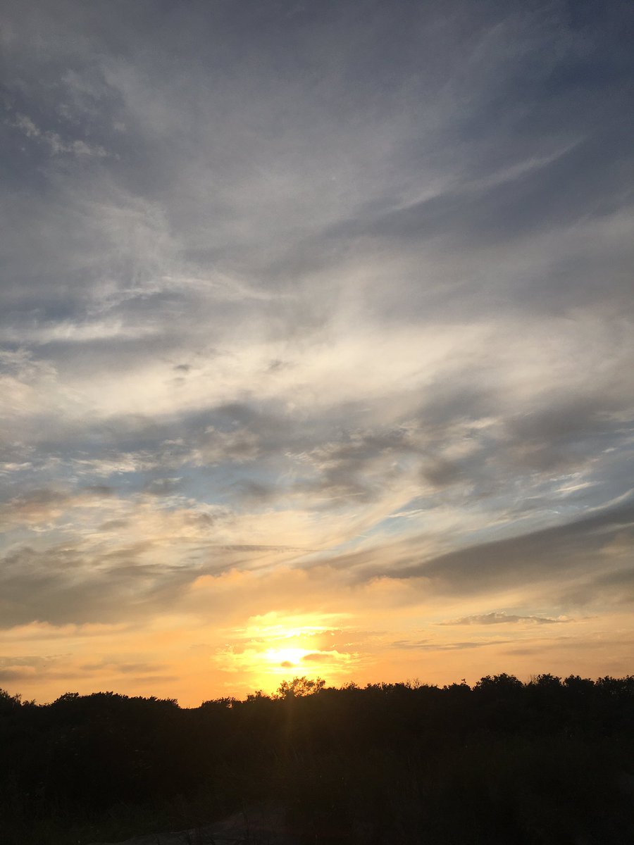 sarahsynergie's tweet photo. #mooieLuchten #avondwandeling #centering #flow #systemsbeing #NoordBevelandMondialCampus #WijZijnZeeland https://t.co/ssB8wr9z5h