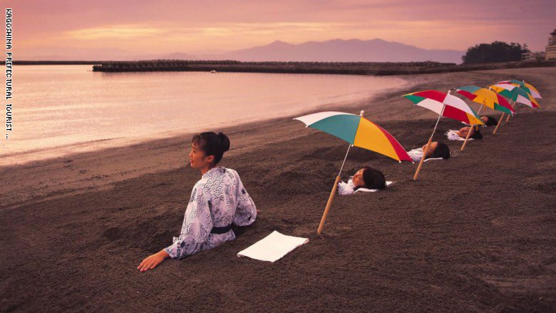 MansourAlTohimi's tweet image. لماذا يدفن اليابانيون أنفسهم وهم أحياء؟
 يعتاد سكان جزيرة كيوشو اليابانية على دفن أنفسهم في رمال الشاطئ التي تصل درجة حرارتها إلى 55 درجة لمدة 20 دقيقة
يعتقدون أنها غنية بالمعادن المفيدة المزودة من الينابيع البركانية الحارة وأنها علاج طبيعي للأمراض مثل إلتهاب المفاصل والروماتيزم