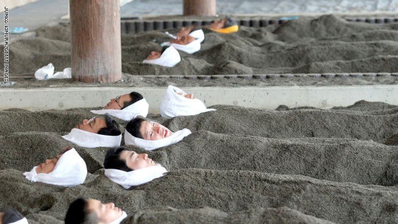 MansourAlTohimi's tweet image. لماذا يدفن اليابانيون أنفسهم وهم أحياء؟
 يعتاد سكان جزيرة كيوشو اليابانية على دفن أنفسهم في رمال الشاطئ التي تصل درجة حرارتها إلى 55 درجة لمدة 20 دقيقة
يعتقدون أنها غنية بالمعادن المفيدة المزودة من الينابيع البركانية الحارة وأنها علاج طبيعي للأمراض مثل إلتهاب المفاصل والروماتيزم