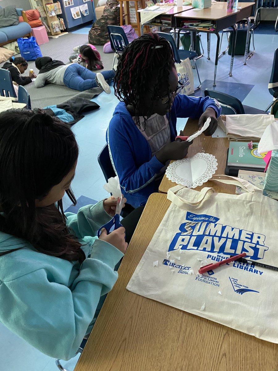 MrsMillerRPS's tweet photo. More fun from our ❄️ lesson from @RochPubLibrary ! #PartnersInLearning #GageGators #RochesterPublicLibrary https://t.co/r05YULTr3P